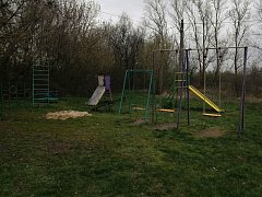 Житель Николаевки отремонтировал детскую площадку