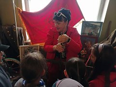 Школьники из Полтавки побывали в мини-музее, где примерили фуражку, прошлись с коромыслом