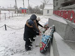 В Полтавке школьники возложили  цветы к памятнику героям-землякам