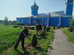 Подростки помогают в благоустройстве поселка