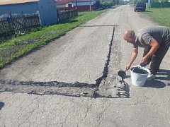 В поселке Красном ремонтируют дорогу