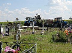 Жители Полтавки провели субботник на кладбище, убрали могилы участников Великой Отечественной войны