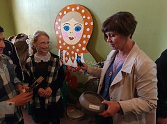 Школьники из Полтавки побывали в мини-музее, где примерили фуражку, прошлись с коромыслом