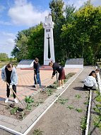 В Благовещенке волонтеры убрали территорию памятника землякам-героям