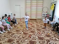 В «Знайке» поиграли в «Краски осени»