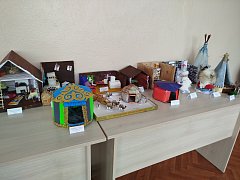 В Самойловской школе прошла выставка-конкурс поделок, посвященная Году единства народов России