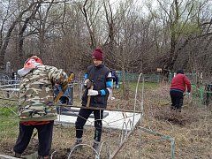 Добровольцы из Краснознаменского убрали заброшенные могилы