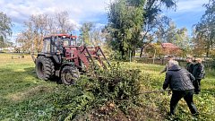 В центральном парке Самойловки прошел субботник