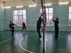 На волейбольной площадке соревновались мамы и дочки