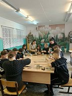 Школьники во время каникул работали над окопными свечами