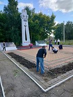 В Благовещенке волонтеры убрали территорию памятника землякам-героям