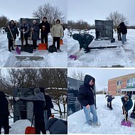 В Каменке провели уборку памятника героям-землякам
