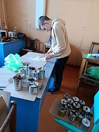 Учащиеся Полтавской школы изготовили окопные свечи 