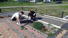 Активисты «Движения Первых» и волонтеры убрали памятник воинам, погибшим в годы войны
