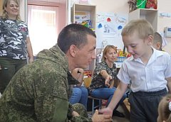 Защитник Отечества посетил детский сад