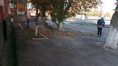 В Самойловке продолжается осенняя уборка улиц, площади и парков