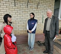 Молодогвардейцы поздравили ветеранов муниципальной службы