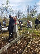 Волонтеры отряда «Надежда» убрали могилы ветеранов войны