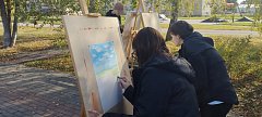 Юные художники вышли на природу, чтобы запечатлеть осень
