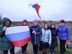 Сегодня жители сел Песчанка, Криуша и Каменка вышли к региональной трассе с российскими флагами