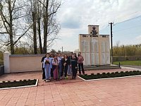 Школьники ухаживают за памятником участникам войны