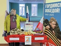 Жители Святославского МО связали перчатки и носки для бойцов