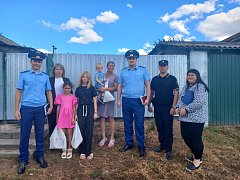Прокуратура Самойловского района поздравила детей из социально незащищённых семей с наступающим Днём знаний