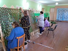 В Красавском поселении волонтеры продолжают плести маскировочные сети