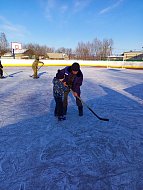 А у нас каток сияет, покататься приглашает!