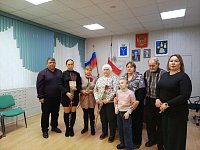 Глава района Михаил Мельников вручил памятные знаки «Семье погибшего защитника Отечества»