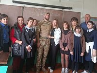 Боец нашел время встретиться со школьниками