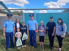 Прокуратура Самойловского района поздравила детей из социально незащищённых семей с наступающим Днём знаний