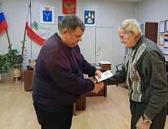 Глава района Михаил Мельников вручил памятные знаки «Семье погибшего защитника Отечества»