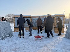 Участники «Снежного десанта» расчистили памятник участникам войны