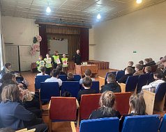 Дорожные полицейские в рамках социально значимой акции «Засветись!» продолжают проведение профилактических мероприятий со школьниками Самойловского района