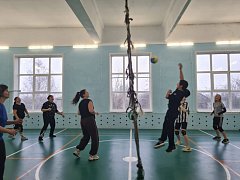 На волейбольной площадке соревновались мамы и дочки